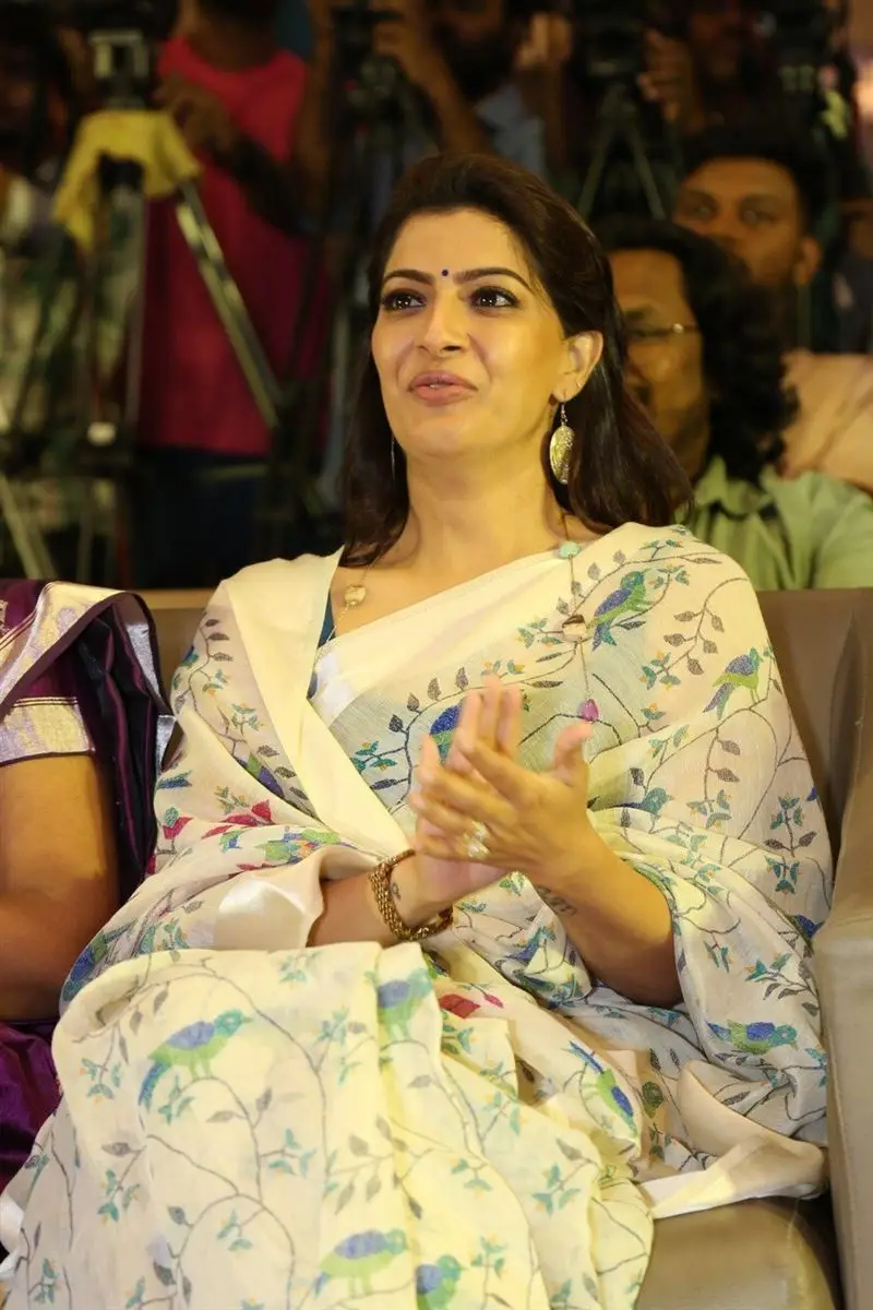 VARALAKSHMI SARATHKUMAR IN WHITE COLOR SAREE SLEEVELESS BLUE BLOUSE 4